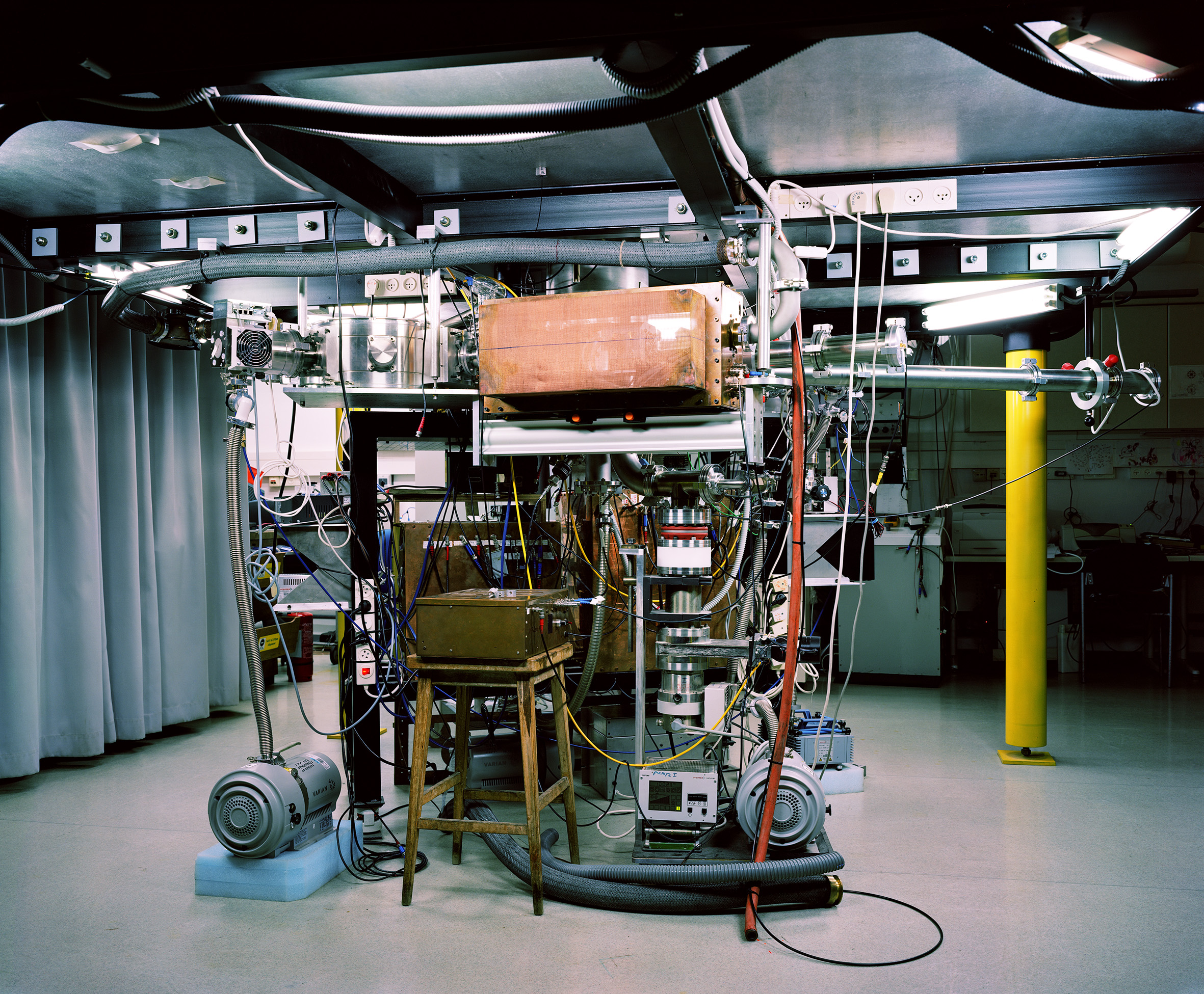 Thomas Struth, Z-Pinch Plasma Lab, Weizmann Institute, Rehovot, 2011.