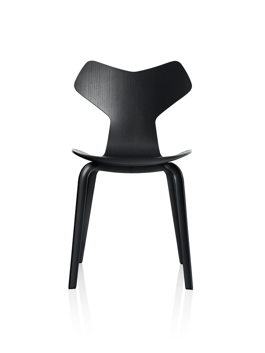 La sedia 3130 progettata da Arne Jacobsen nel 1957, poi ribattezzata Grand Prix.