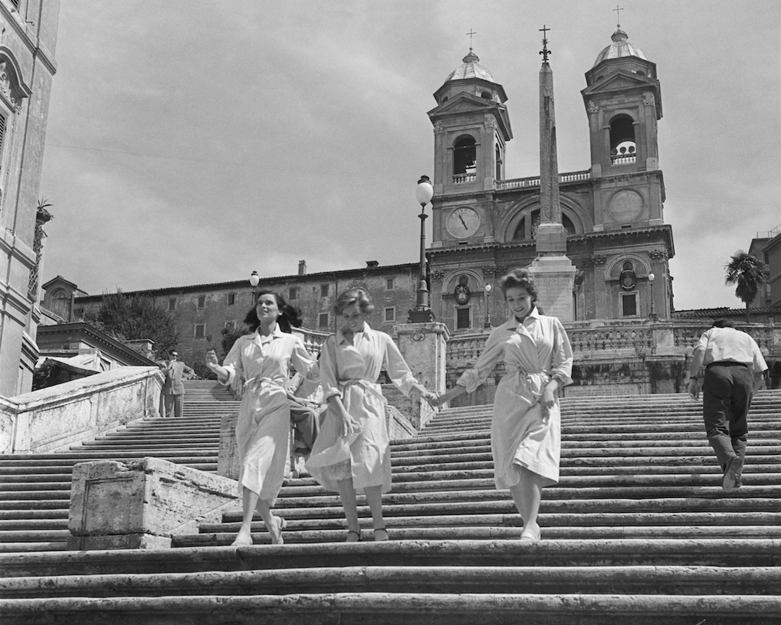 Foto di scena da "Le ragazze di piazza di Spagna" di Luciano Emmer (1952). Foto Osvaldo Civirani. Courtesy Archivio Fotografico della Cineteca Nazionale - Centro Sperimentale di Cinematografia. Fondo Civirani
