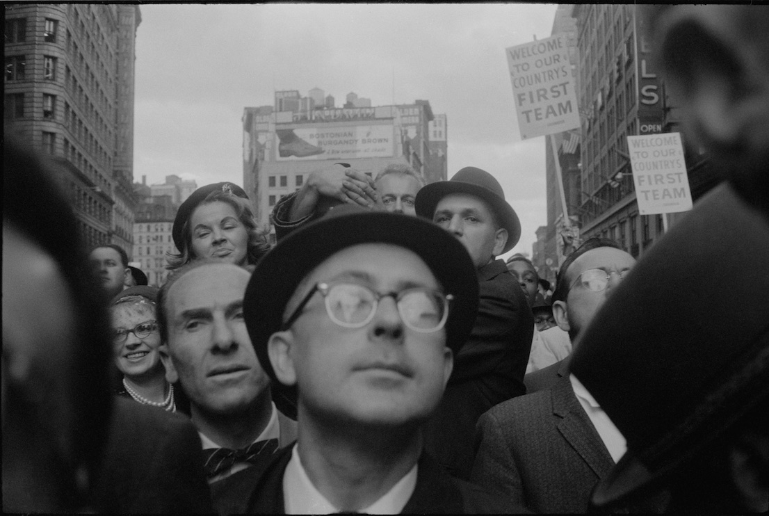 Richard Nixon Campaign Rally, New York [Rassemblement de campagne de Richard Nixon, New York], 1960. Garry Winogrand. Garry Winogrand Archive, Center for Creative Photography, University of Arizona. © The Estate of Garry Winogrand, courtesy Fraenkel Gallery, San Francisco