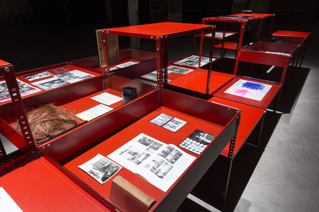 Celine Condorelli, Support Structure (Red), 2012-2014. Courtesy l’artista, Fondazione HangarBicocca, Milano. Foto Agostino Osio.