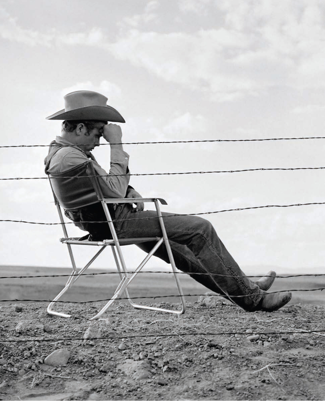 James Dean sul set di Il Gigante (1956) / James Dean on the set of the movie Giant (1956).