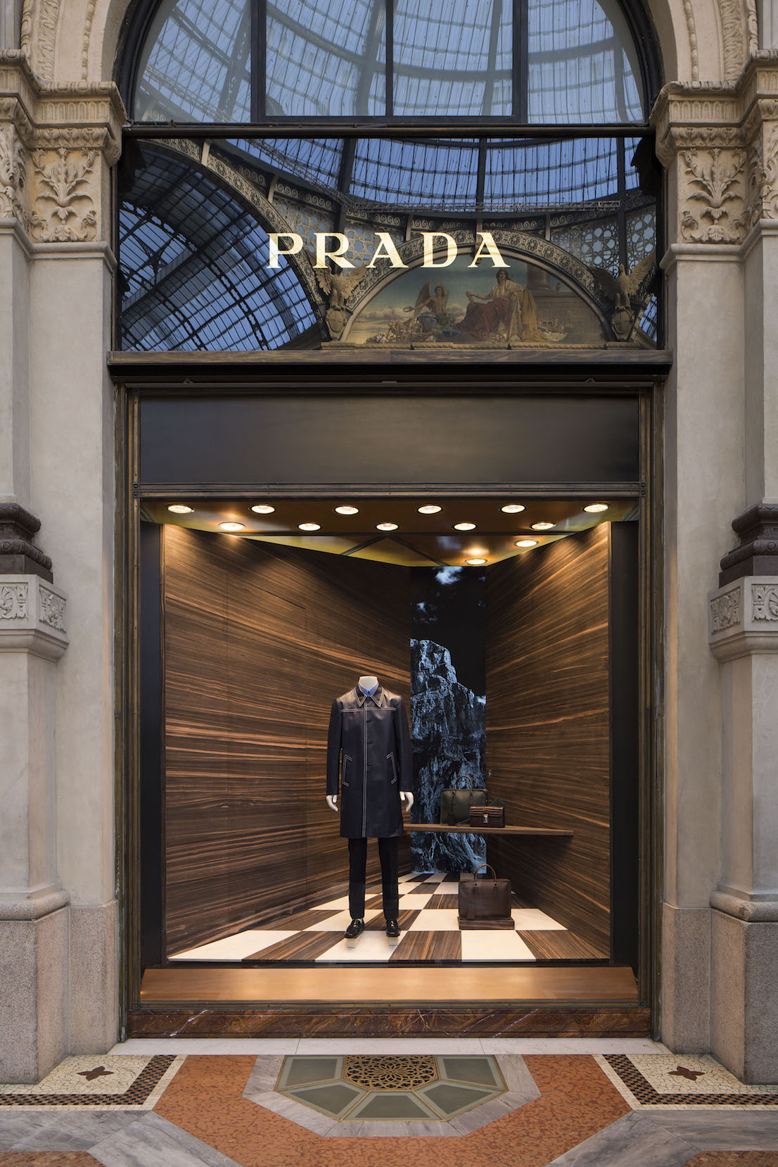 Corner Prada, Galleria Milano, design di Martino Gamper