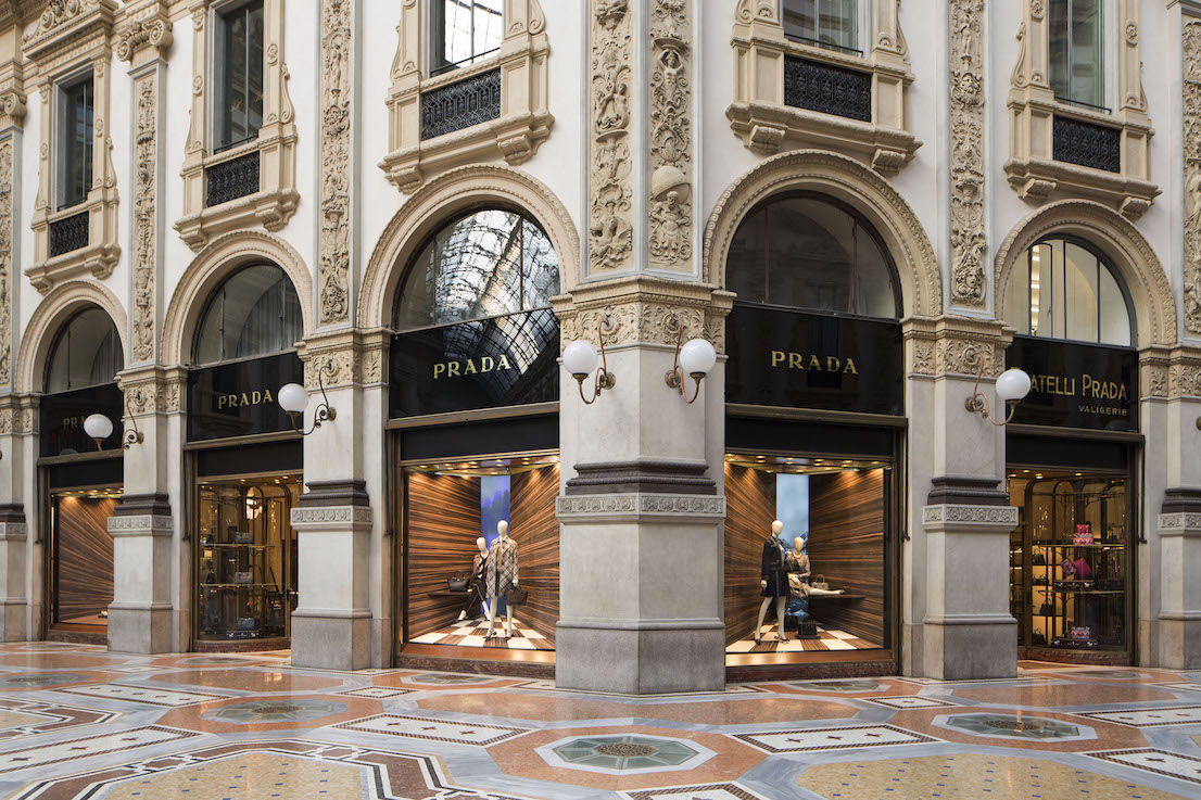 Corner Prada, Galleria Milano, design di Martino Gamper