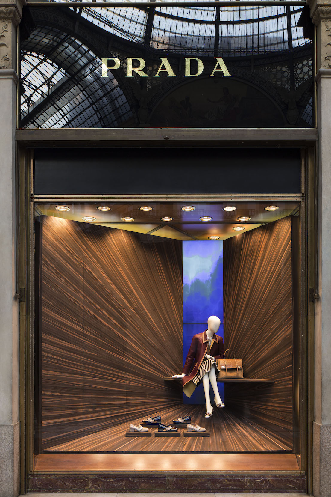 Corner Prada, Galleria Milano, design di Martino Gamper