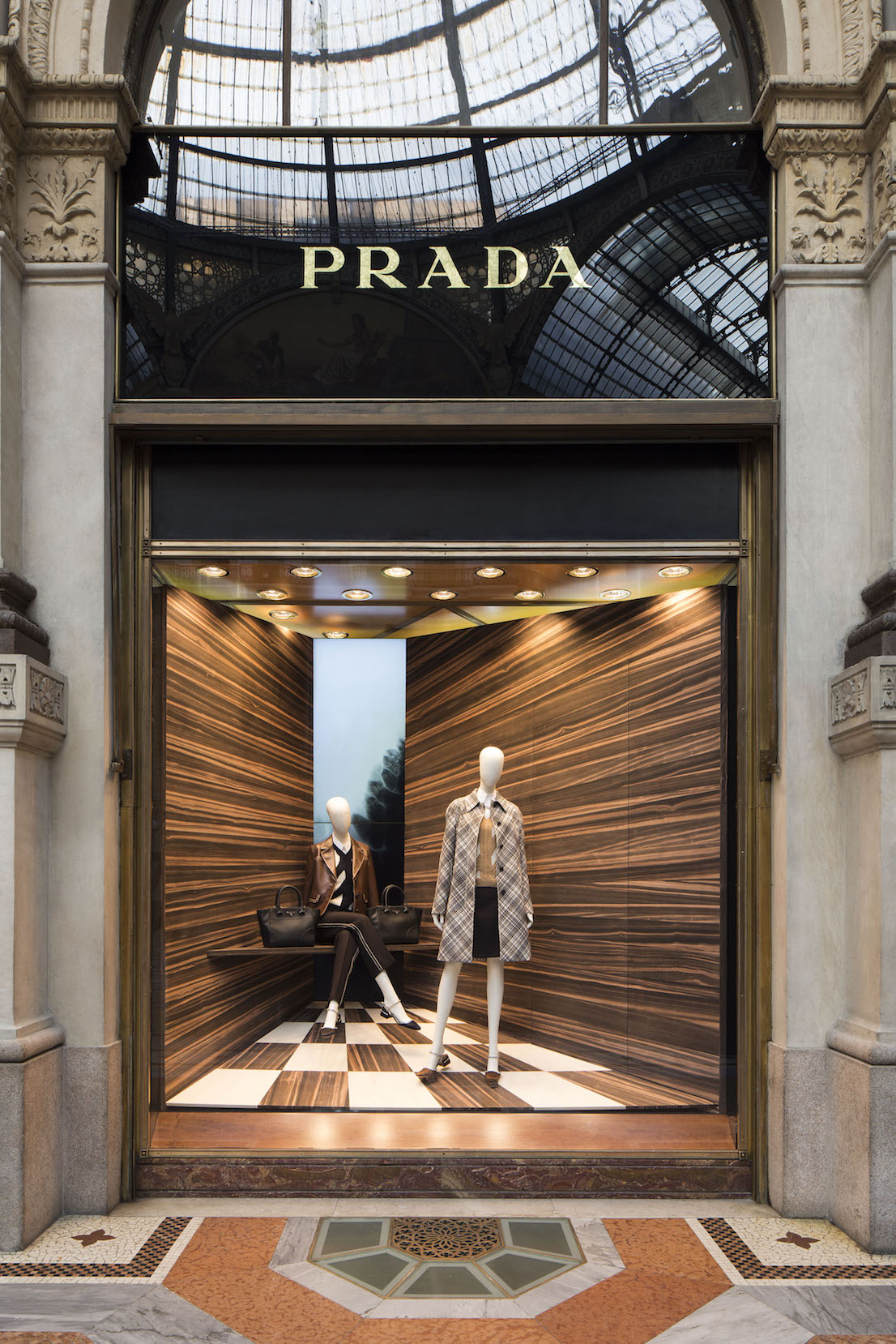 Corner Prada, Galleria Milano, design di Martino Gamper