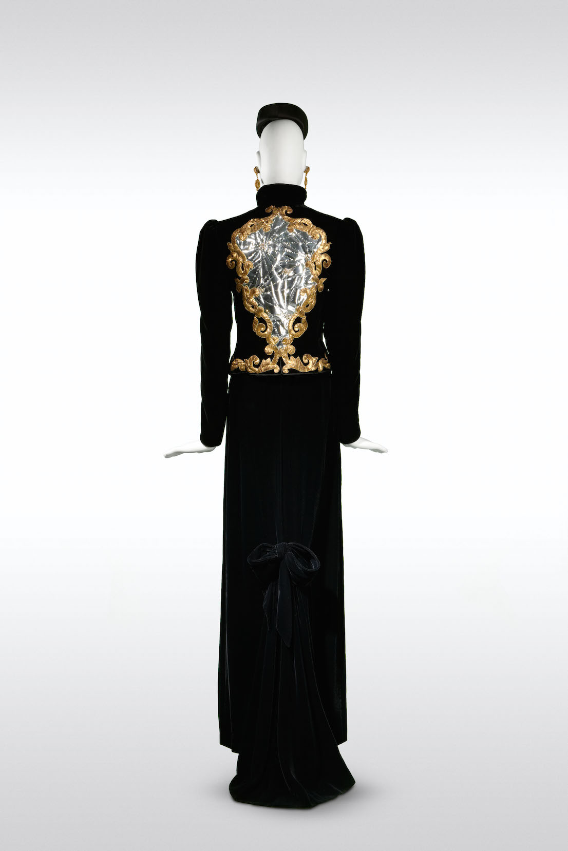 Long evening ensemble. Haute couture collection Fall-Winter 1978. © Fondation Pierre Bergé – Yves Saint Laurent / Alexandre Guirkinger.