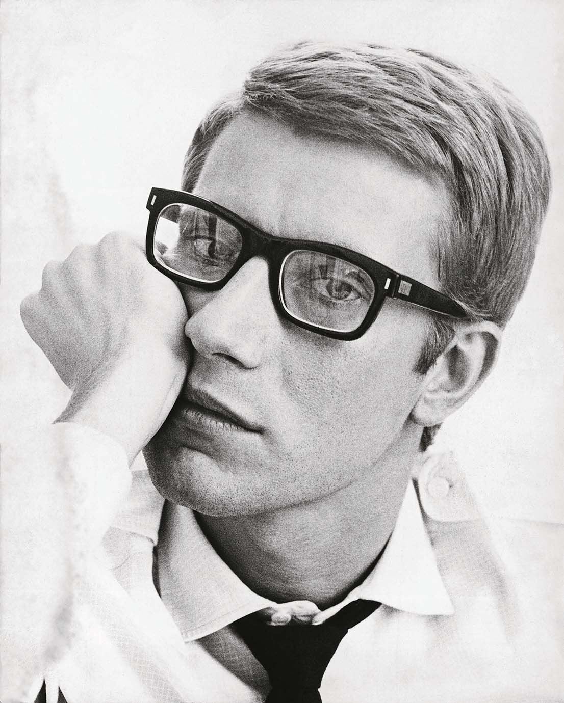 Portrait of Yves Saint Laurent, 1964. © Fondation Pierre Bergé – Yves Saint Laurent / Maurice Hogenboom.