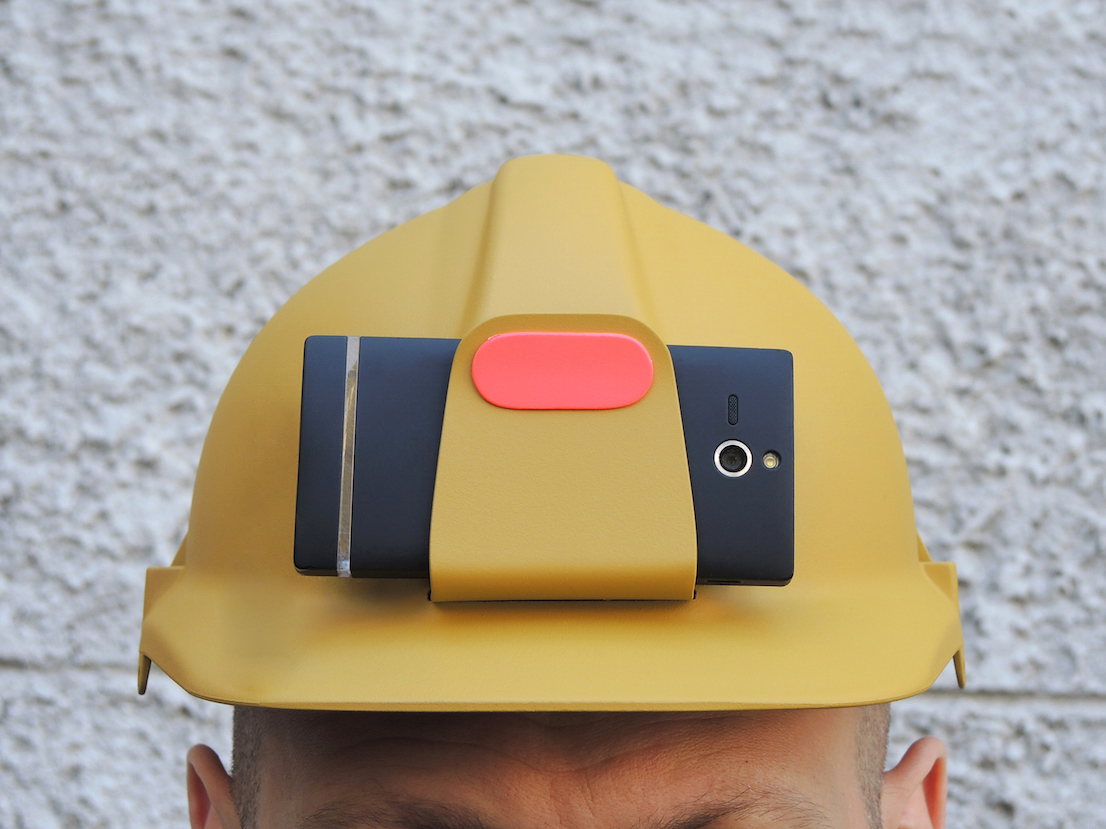 Elmetto protettivo con clip per inserire il proprio cellulare e registrare filmati in soggettiva nei cantieri. Design di Odoardo Fioravanti.