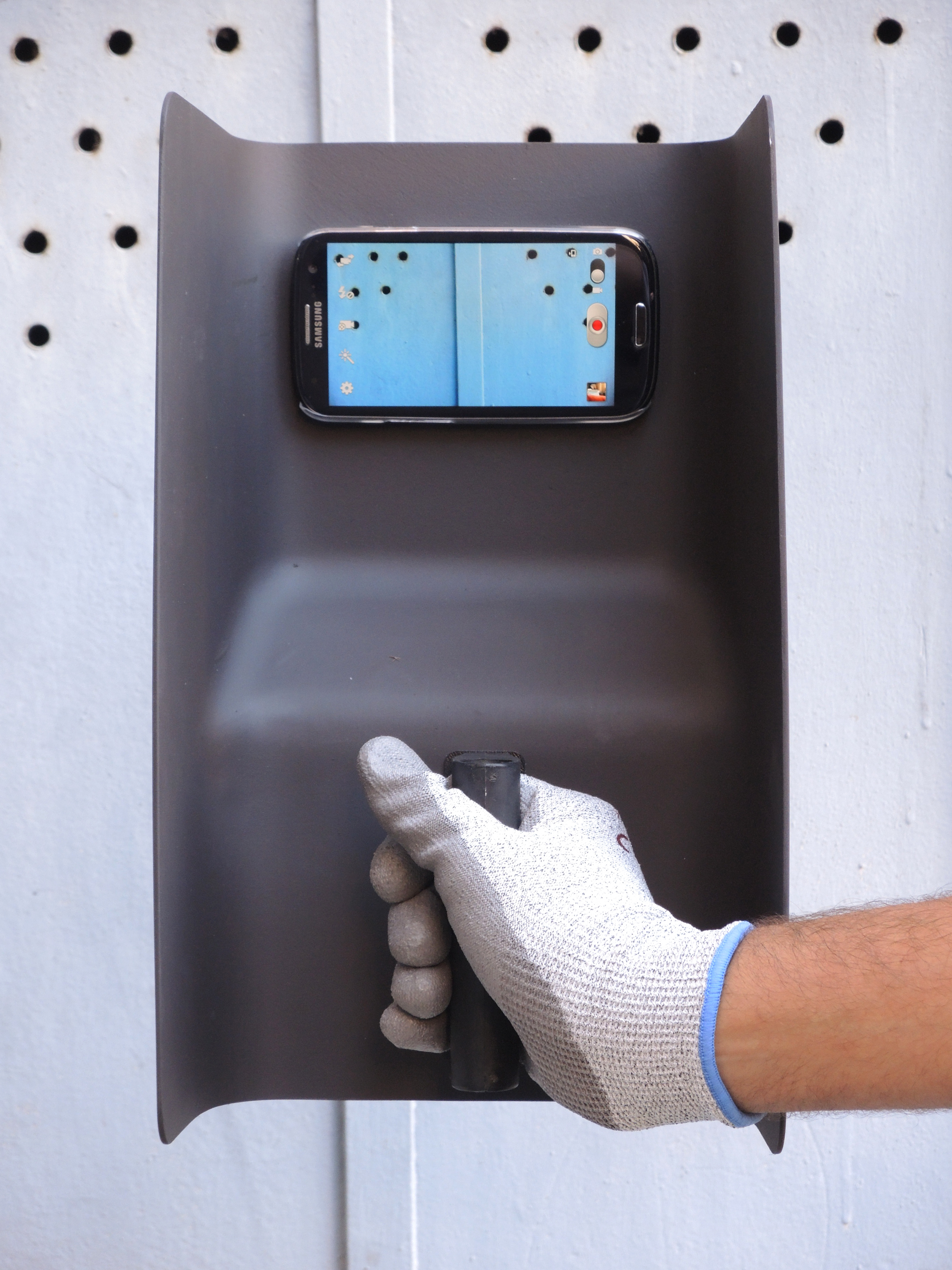 Shield and Share: connected protections for workers, design di Odo Fioravanti per TIM (TIM4Expo), 2015. Maschera da saldatore in cui posizionare il cellulare che funziona sia da visore che per riprendere l'azione della saldatura.