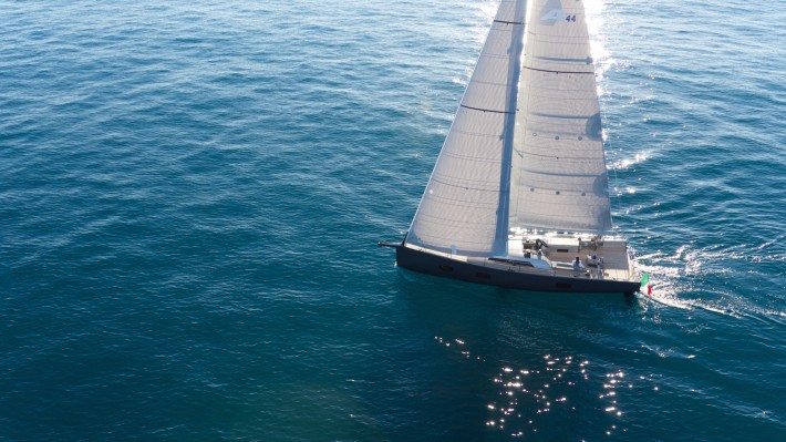 A44 , Advanced Yachts.