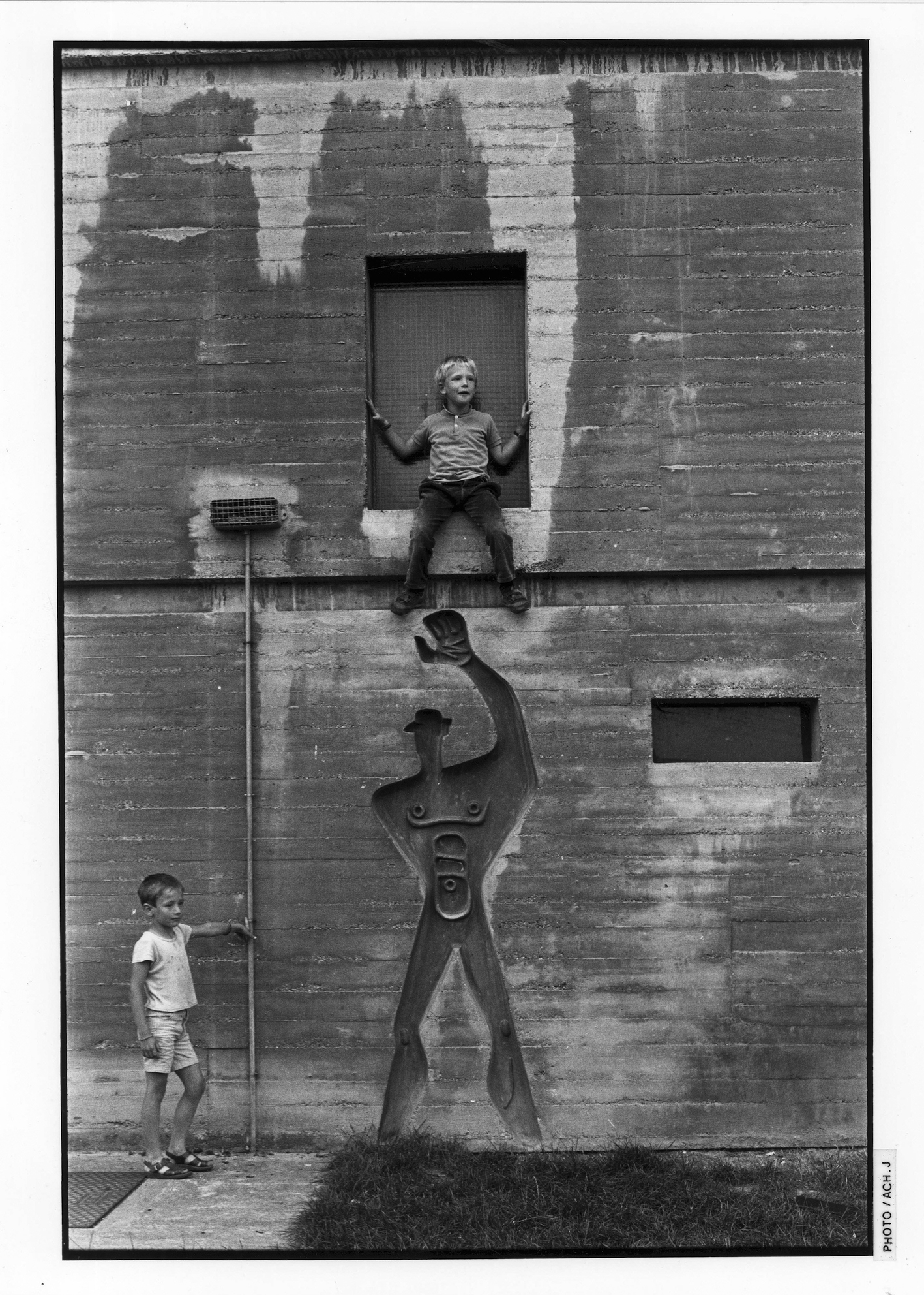 J. Ach, Empreinte du Modulor dans le béton, Unité d’habitation, Nantes, Rezé. 