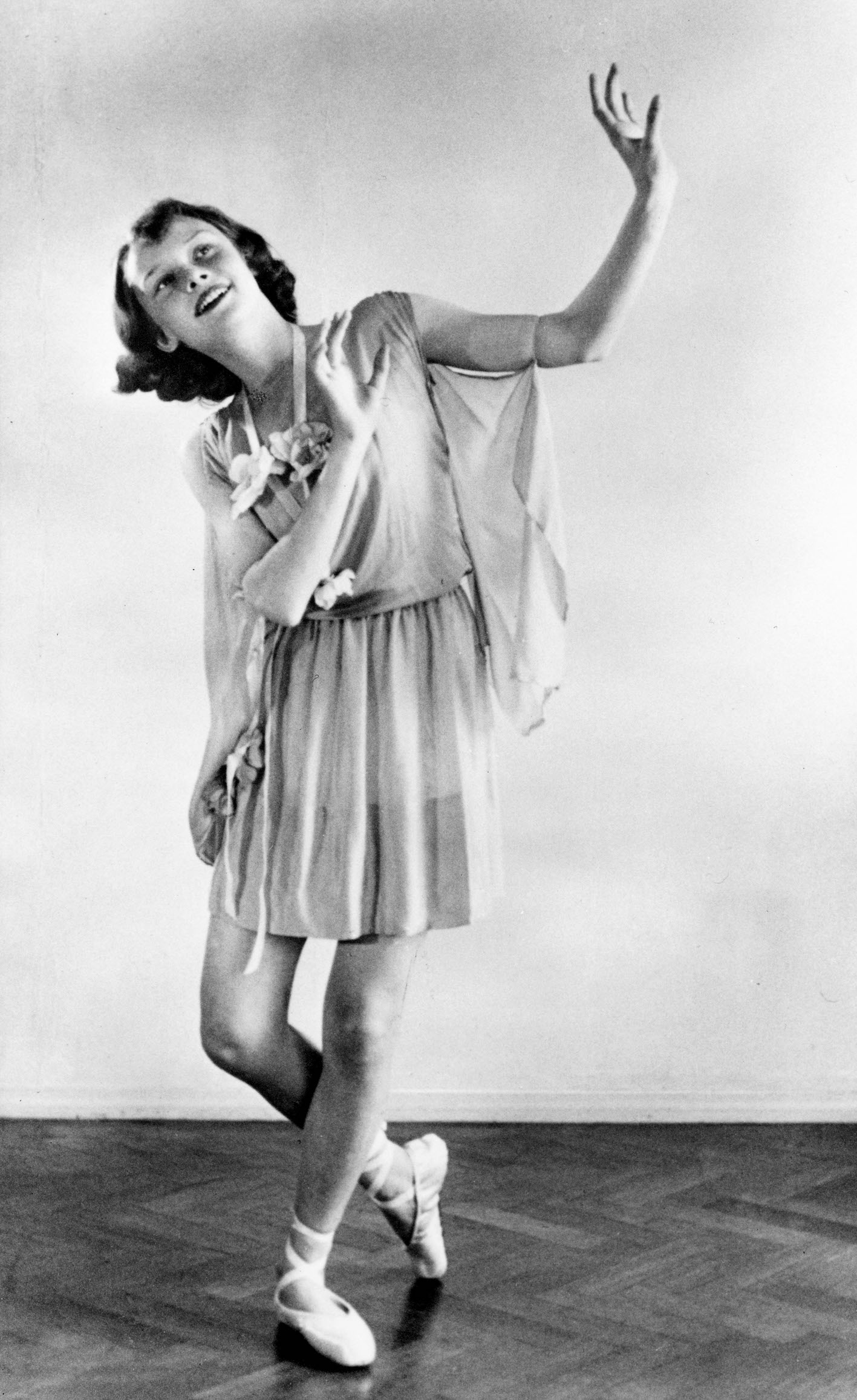 1942 during war, dance shot