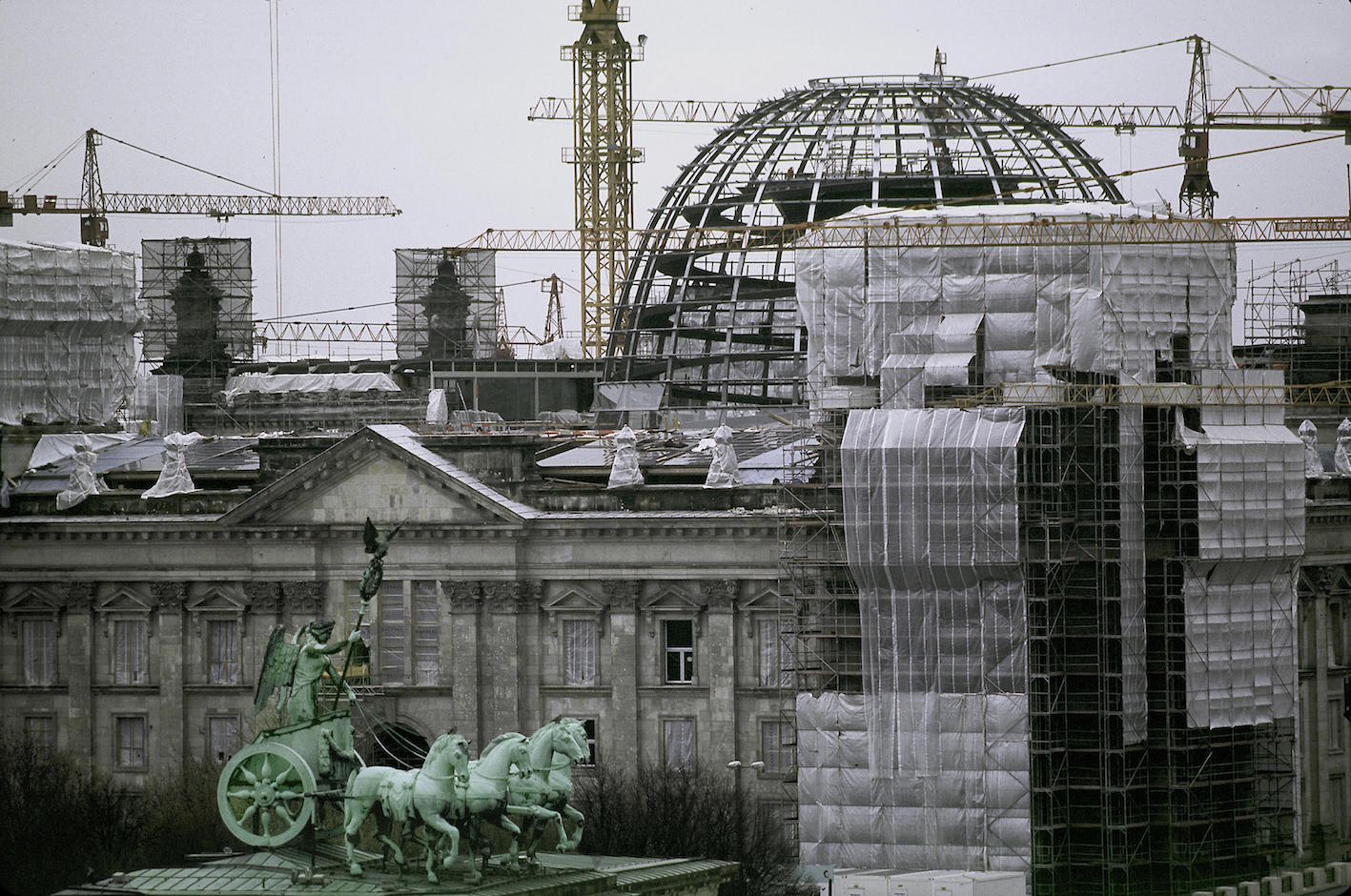 Berlin, 1989. © Thomas Hoepker / Magnum Photos. Courtesy: Johanna Breede, PHOTOKUNST.