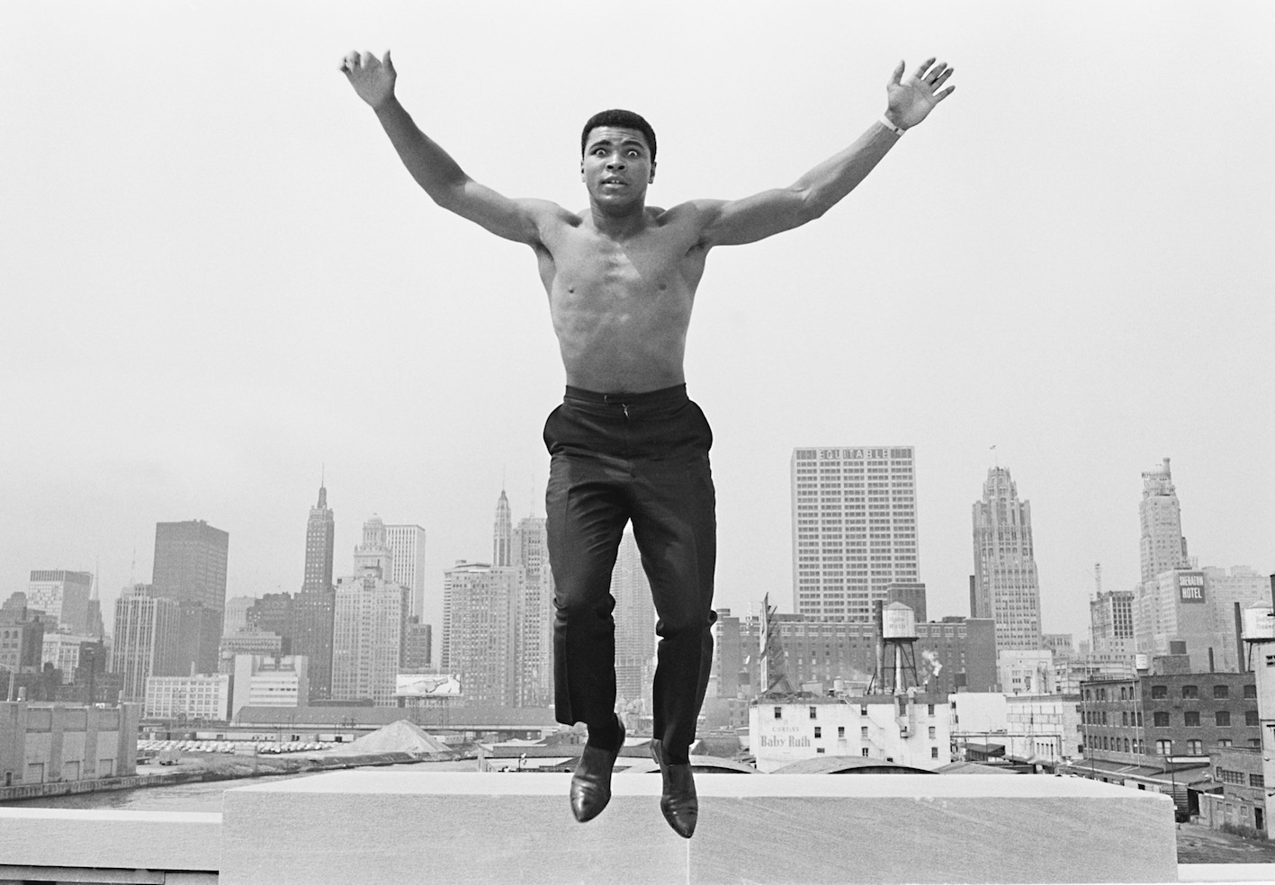 Muhammad Ali, Chicago River Bridge, 1966. © Thomas Hoepker. Courtesy: Johanna Breede, PHOTOKUNST.