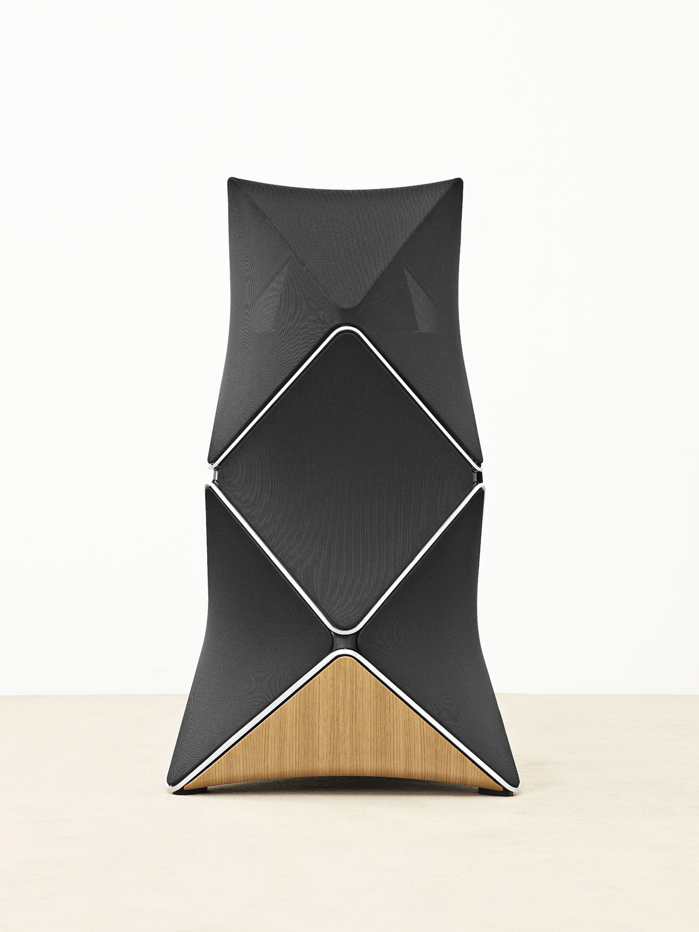 BeoLab 90, design di Frackenpohl Poulheim per Bang & Olufsen.