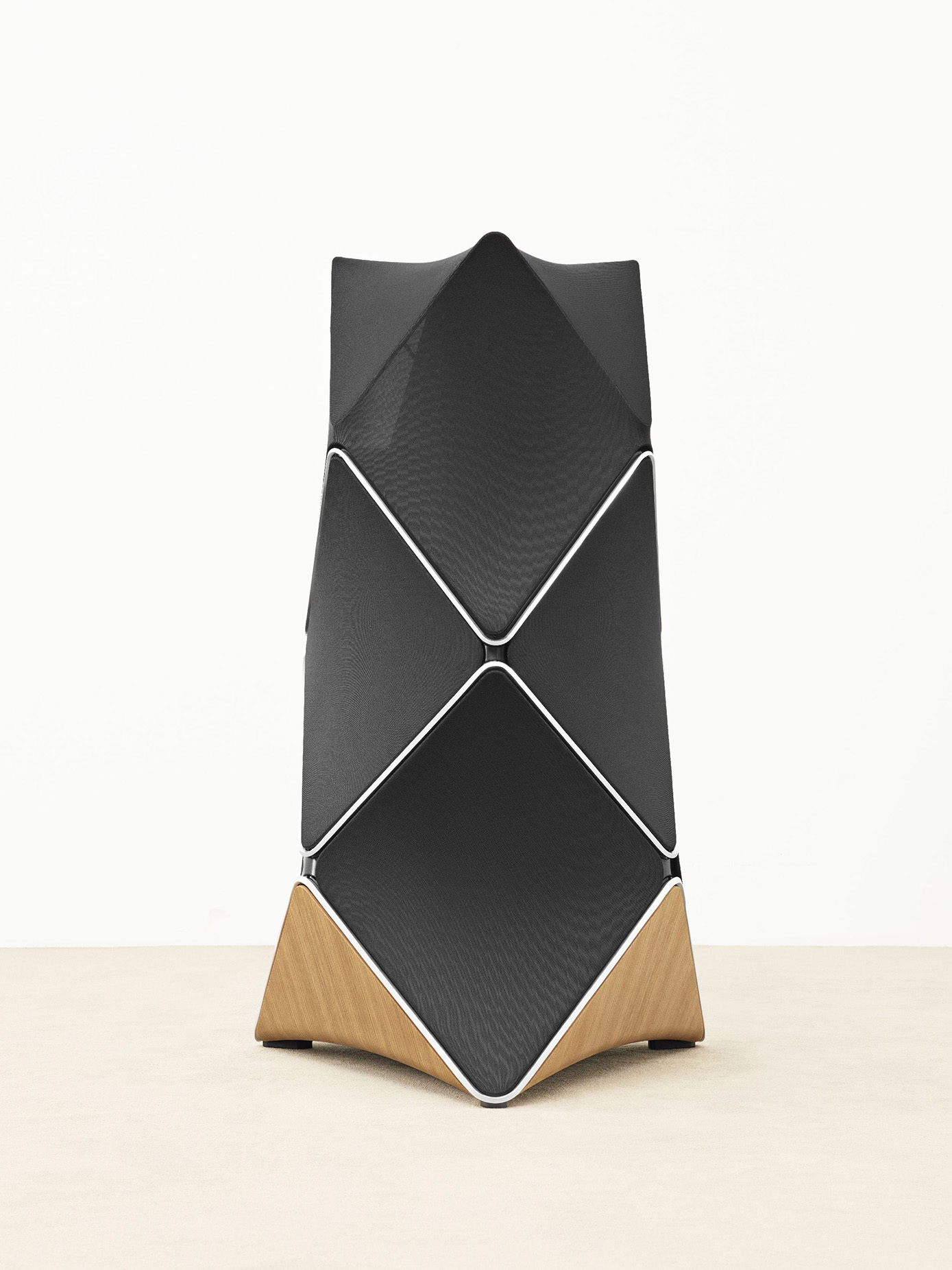 BeoLab 90, design di Frackenpohl Poulheim per Bang & Olufsen.