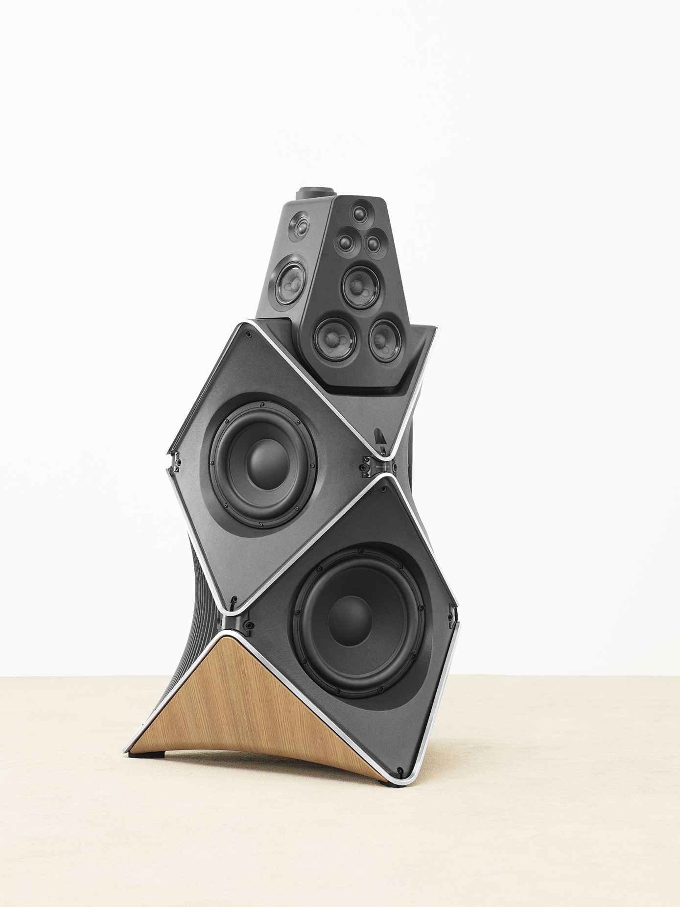 BeoLab 90, design di Frackenpohl Poulheim per Bang & Olufsen.