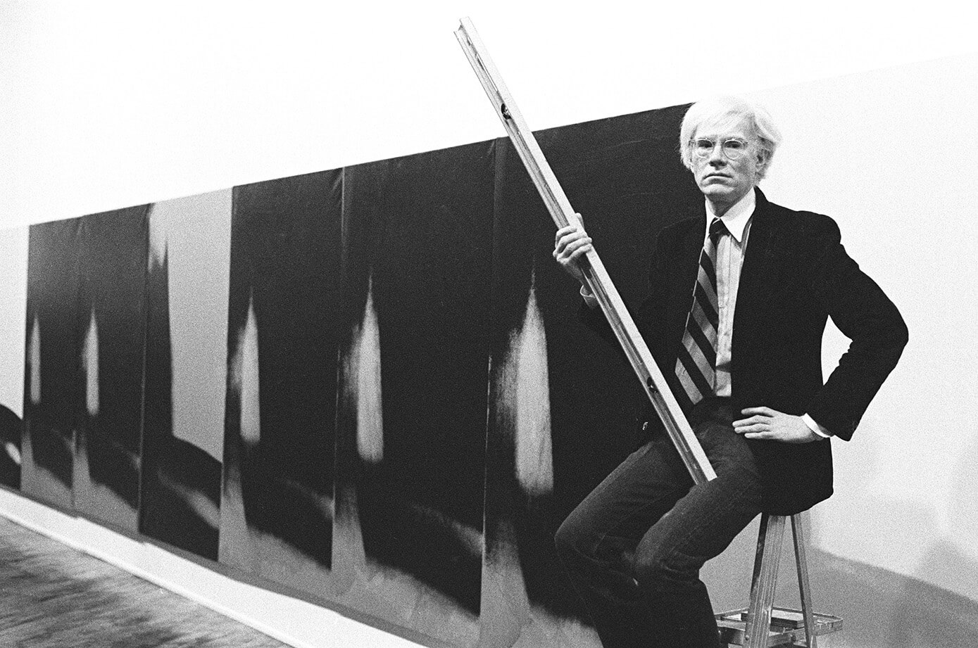 Andy Warhol (1928-1987) devant les Shadows à la Heiner Friedrich Gallery, New York, 1979.