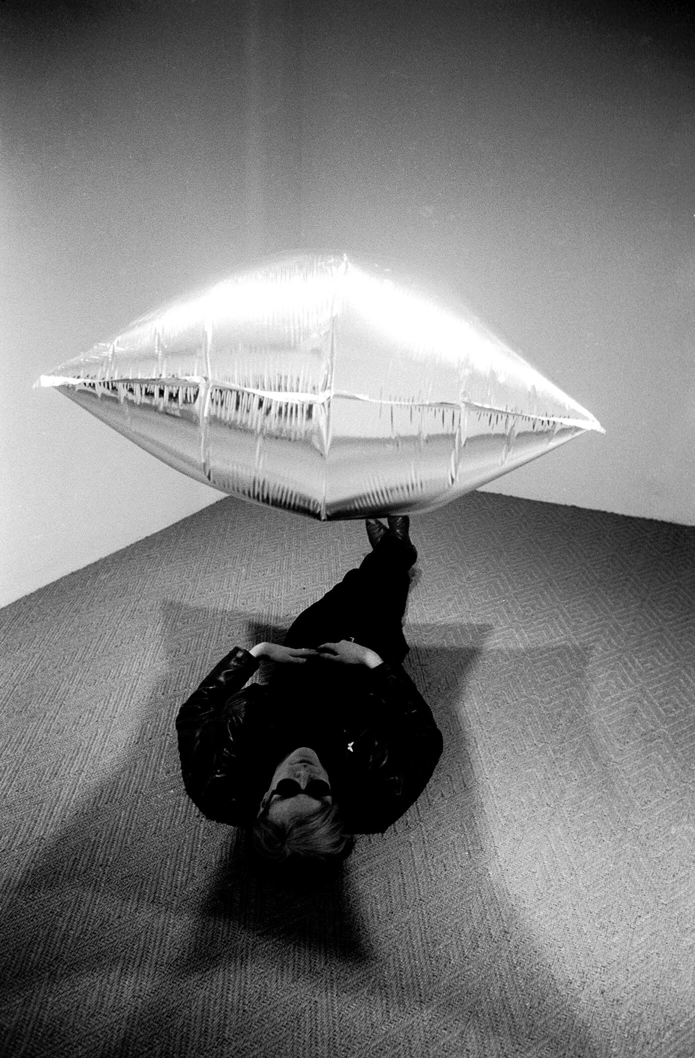 Andy Warhol (1928-1987), Sous Silver Cloud, Ferus Gallery, Los Angeles, 1965. © Steve Schapiro/Corbis. © The Andy Warhol Foundation for the Visual Arts, Inc. / ADAGP, Paris 2015.