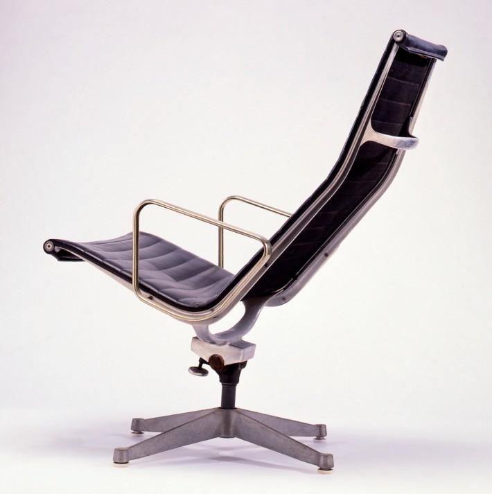 Aluminum Group Chair con base universale, 1958. / Aluminum Group Chair with universal base, 1958.