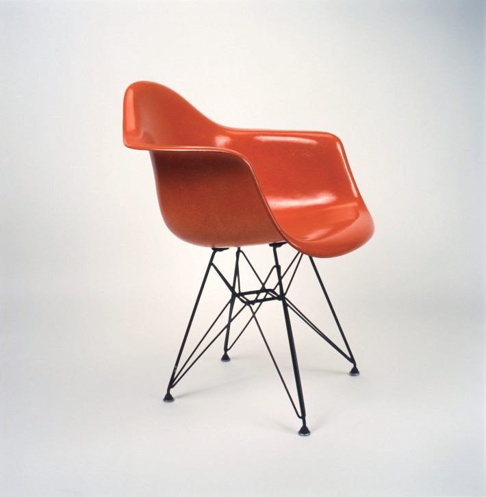 Poltroncina in vetroresina stampata con base "Eiffel" in tondino di ferro, 1951. / Molded fiberglass side chair with “Eiffel” base made of iron rods, 1951.