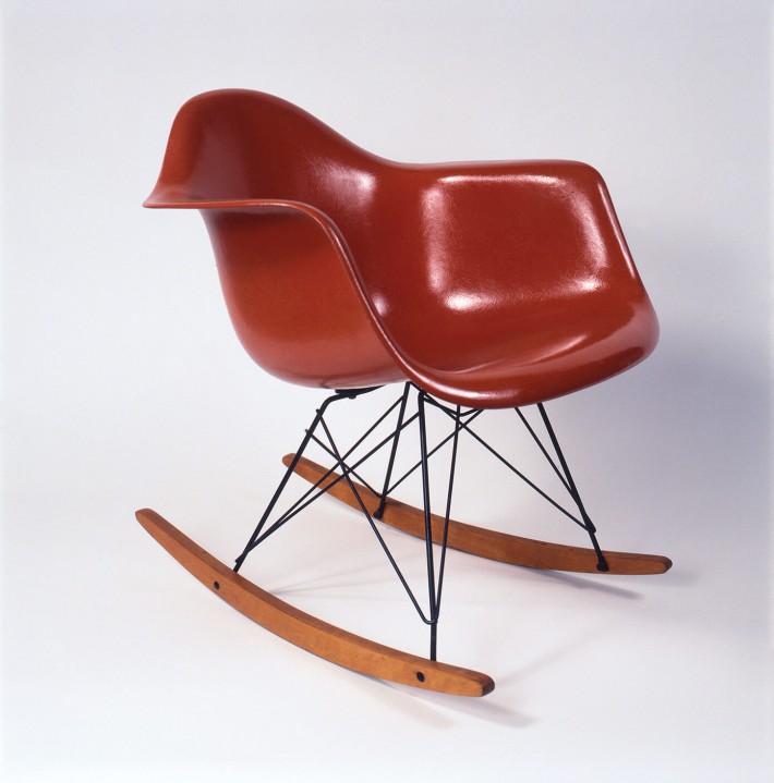 Poltroncina in vetroresina stampata con base "Eiffel" in tondino di ferro, in versione a dondolo, 1951. / Molded fiberglass side chair with “Eiffel” base made of iron rods, rocker version, 1951.