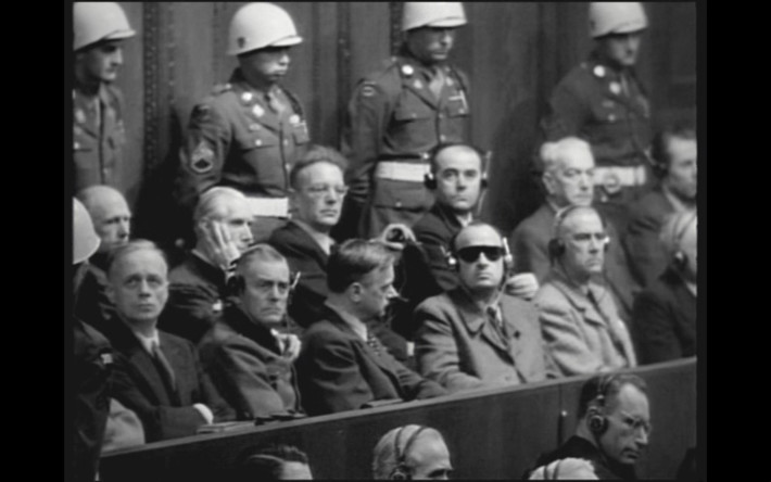 Gli accusati il 29 novembre 1945 prima della proiezione delle immagini dei campi di concentramento nazisti. Fotogrammi estratti dal film Nuremberg, les nazis face à leurs crimes realizzato da Christian Delage (2006) © Christian Delage, Compagnie des phares et balises, 2006