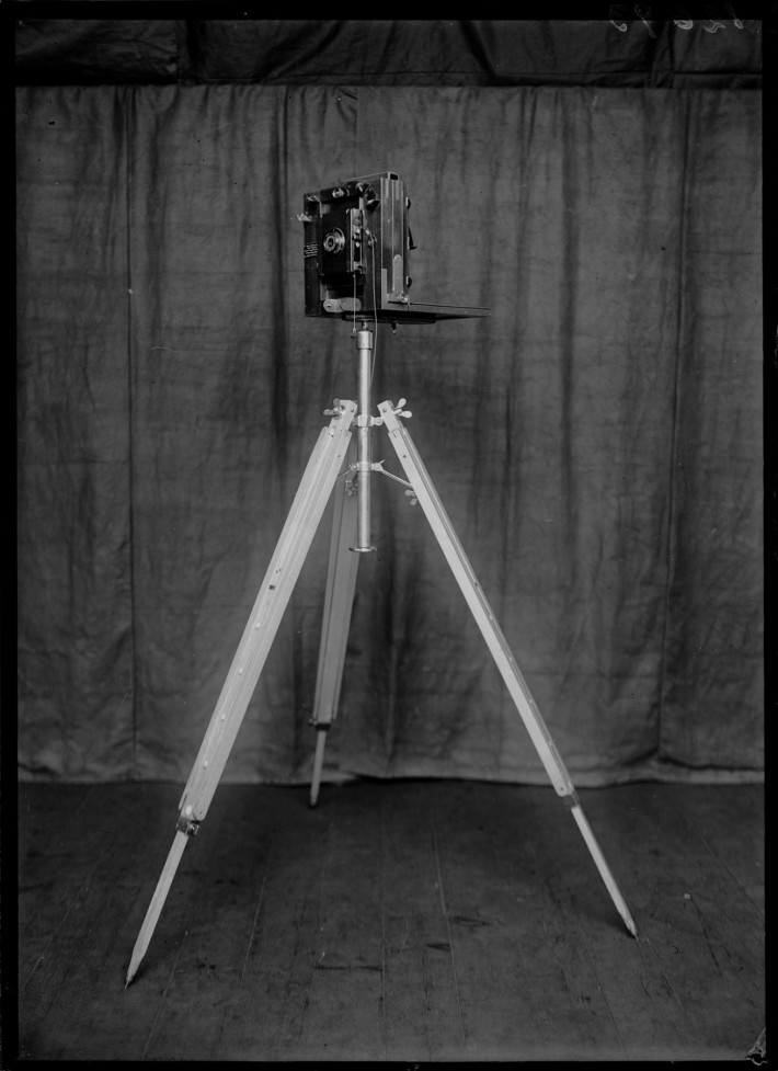 Messinscena dimostrativa del sistema di fotografia metrica di Bertillon, con un corpo a simulare il cadavere e l’apparecchiatura in posizione. Materiale didattico per corsi e conferenze. Rodolphe A. Reiss, 1925. Collezione dell’Institut de police scientifique dell’Università di Losanna. © R. A. REISS, coll. IPSC