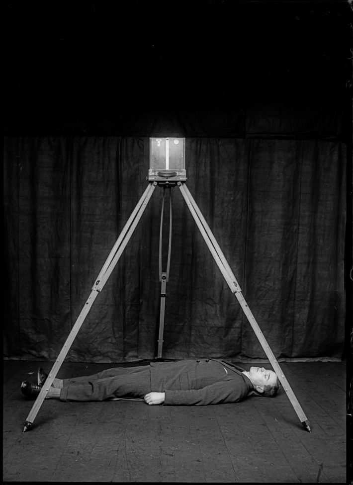 Messinscena dimostrativa del sistema di fotografia metrica di Bertillon, con un corpo a simulare il cadavere e l’apparecchiatura in posizione. Materiale didattico per corsi e conferenze. Rodolphe A. Reiss, 1925. Collezione dell’Institut de police scientifique dell’Università di Losanna. © R. A. REISS, coll. IPSC