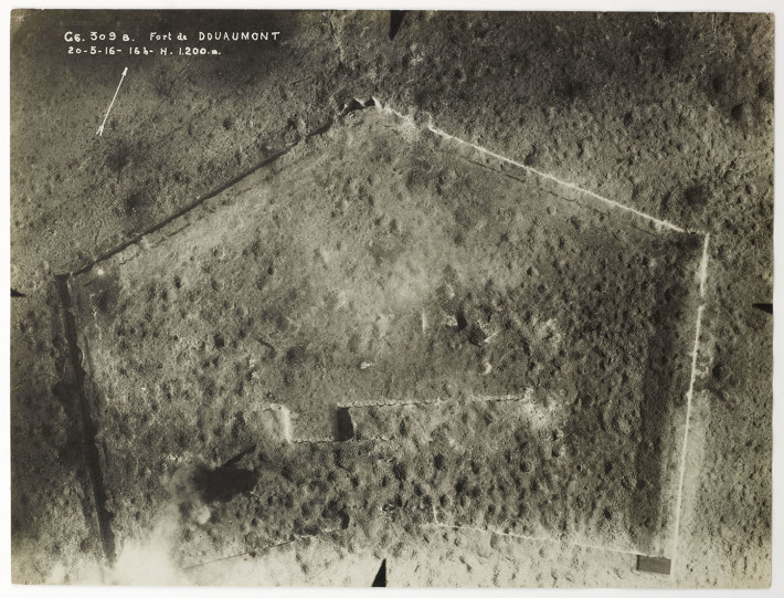 Fort de Douaumont, nei pressi di Verdun, 4 novembre 1916, 12h, altitude 900 m. Sezione di Fotografia Aerea © Paris – Musée de l’Armée, Dist. RMN-Grand Palais, photo Marie Bour