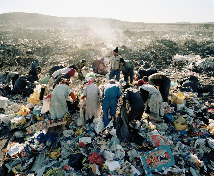 Mikhael Subotzky, Residents, Vaalkoppies (Beaufort West Rubbish Dump), 2006. Courtesy: Goodman Gallery.