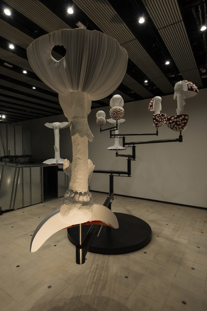 Carsten Höller, Flying Mushrooms, 2015. Foto: Attilio Maranzano. Courtesy: Carsten Höller e Gagosian Gallery. Prodotto in cooperazione con Hayward Gallery, Londra e Pirelli HangarBicocca, Milano.