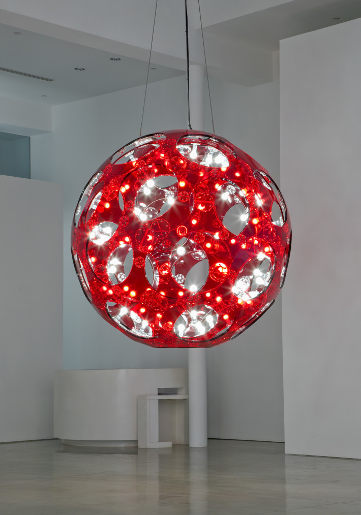 Carsten Höller, Red Double Sphere, 2009. Foto: Joshua White. Courtesy: Carsten Höller.