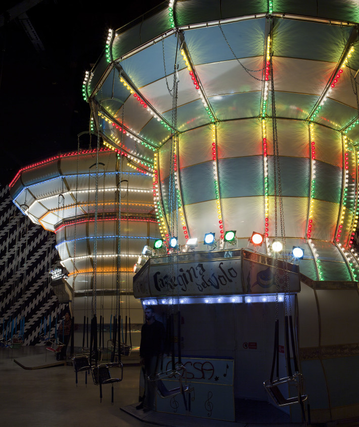 Carsten Höller,  Double Carousel with Zöllner Stripes, 2011. Foto: Attilio Maranzano. Courtesy di Enel Contemporanea & MACRO, Museo d’Arte Contemporanea Roma, Roma, e Carsten Höller.