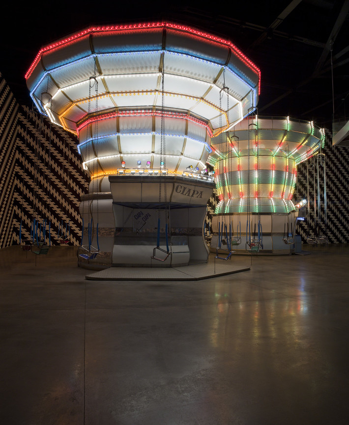 Carsten Höller,  Double Carousel with Zöllner Stripes, 2011. Foto: Attilio Maranzano. Courtesy di Enel Contemporanea & MACRO, Museo d’Arte Contemporanea Roma, Roma, e Carsten Höller.