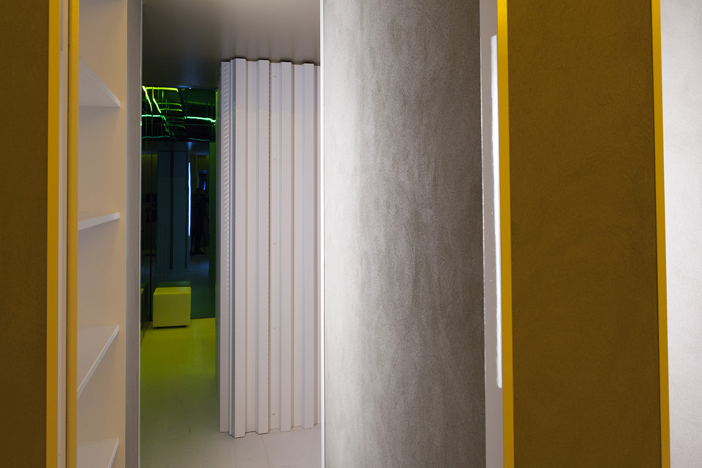 La stanza “Circolare Circolare” di Manolo De Giorgi è divisa in una serie di corridoi che liberano la circolazione fra le diverse funzioni di un’abitazione e invitano a muoversi attraverso questo spazio indefinito.