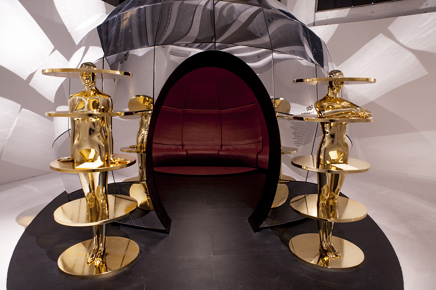 Fabio Novembre has given the exterior of his room Intro the form of an egg – a shape that has always fascinated humanity and that has been associated with the idea of perfection – and the interior that of a head.