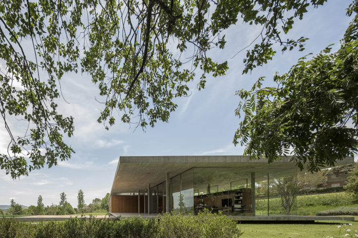 Casa Redux, Bragança Paulista, Brasile, 2013. Progetto architettonico: studio mk27 - Marcio Kogan e Samanta Cafardo. Progetto interni: studio mk27 - Diana Radomysler. Foto: Fernando Guerra.