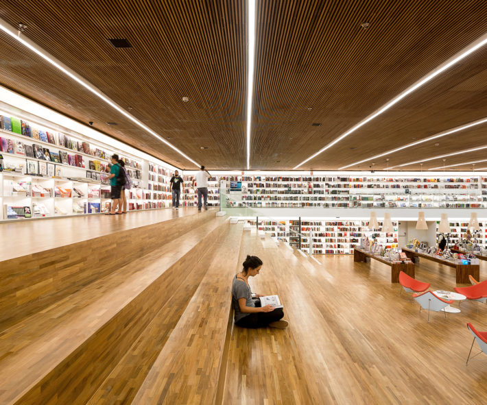 Libreria Cultura, San Paolo, Brasile, 2012. Progetto architettonico: studio mk27 - Marcio Kogan, Diana Radomysler, Luciana Antunes, Marcio Tanaka e Mariana Ruzante. Foto: Fernando Guerra.