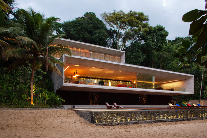 Casa Paraty, Paraty, Brasile 2009. Progetto architettonico: studio mk27 - Marcio Kogan e Suzana Glogowski. Progetto interni: studio mk27 - Diana Radomysler. Foto: Nelson Kon.