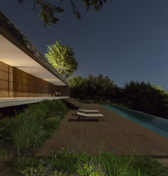 Rocas House, Chile, 2012. Progetto architettonico: studio mk27 - Marcio Kogan, Renata furlanetto + 57 studio. Foto: Fernando Guerra.