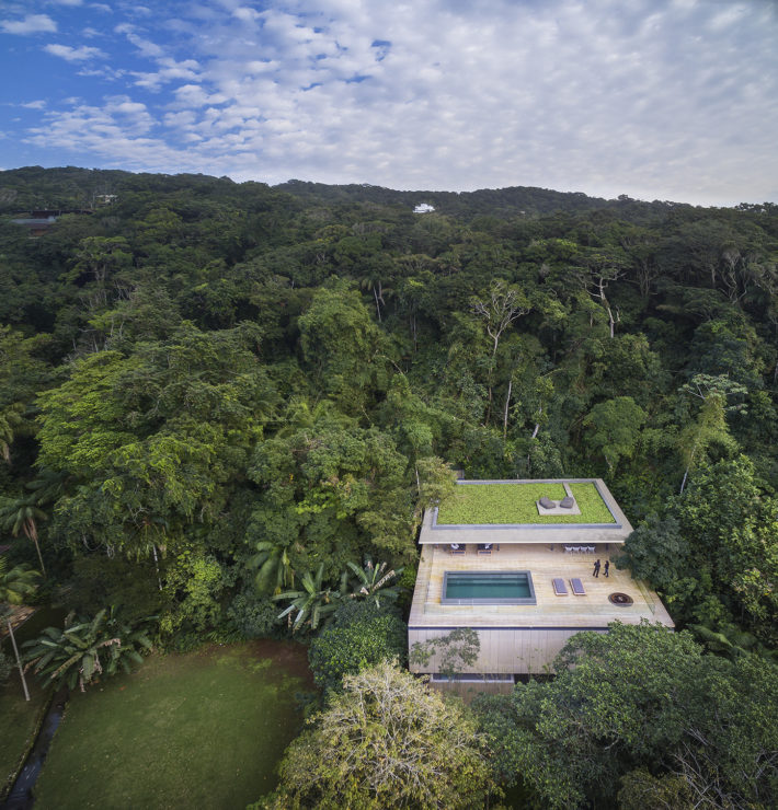 Na Mata House, Guarujà, SP, Brazil, 2015. Progetto architettonico: studio mk27 - Marcio Kogan, Samanta Cafardo, Diana Radomysler. Foto: Fernando Guerra.