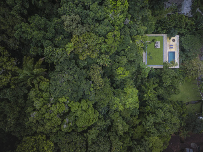 Na Mata House, Guarujà, SP, Brazil, 2015. Progetto architettonico: studio mk27 - Marcio Kogan, Samanta Cafardo, Diana Radomysler. Foto: Fernando Guerra.