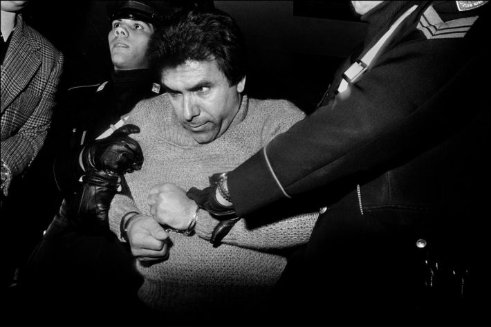 Letizia Battaglia, L'arresto del feroce boss mafioso Leoluca Bagarella. Palermo, 1980. Courtesy: Letizia Battaglia.