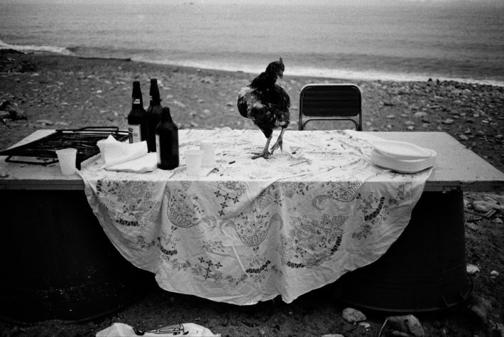 Letizia Battaglia, Nella spiaggia della Arenella la festa è finita, Palermo, 1986. Courtesy: Letizia Battaglia.