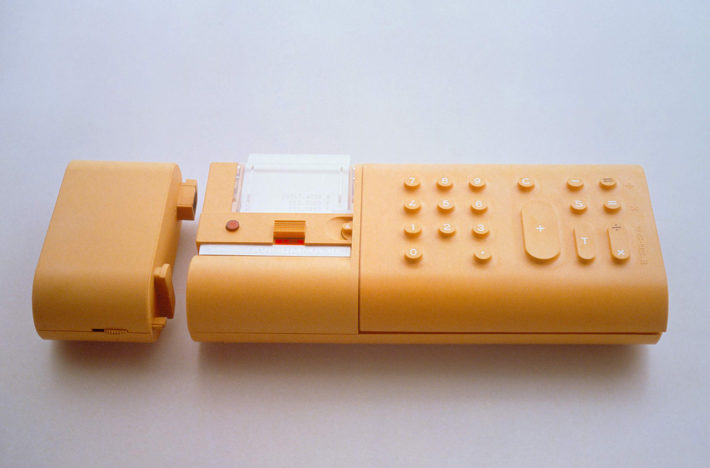 Divisumma 18, design di Mario Bellini per Olivetti, 1973. Calcolatrice elettronica da mano scrivente a batteria ricaricabile. Foto: Ezio Frea.