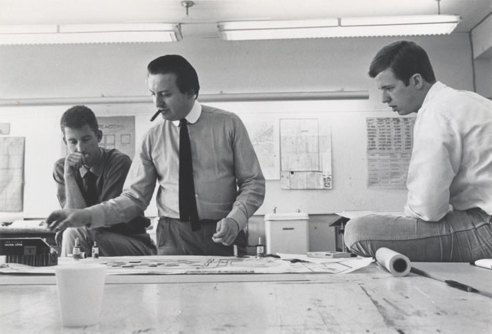 Cedric Price guida un gruppo di studenti al lavoro su ATOM al The Rice Design Fete, Rice University, Texas, 1967.