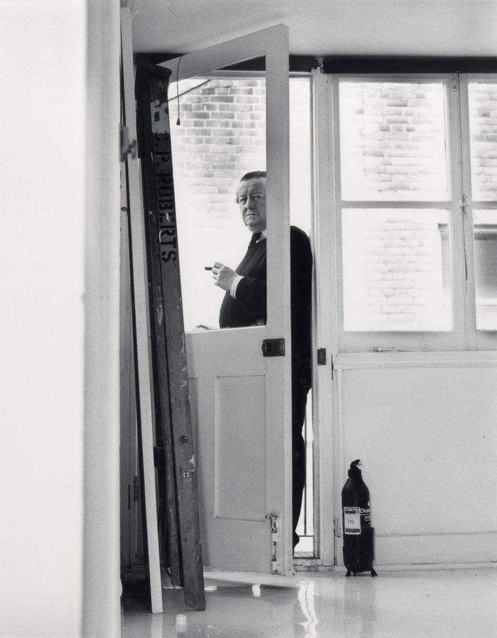 Cedric Price nella White Room del suo studio in Alfred Place, Bloomsbury, c 1995.