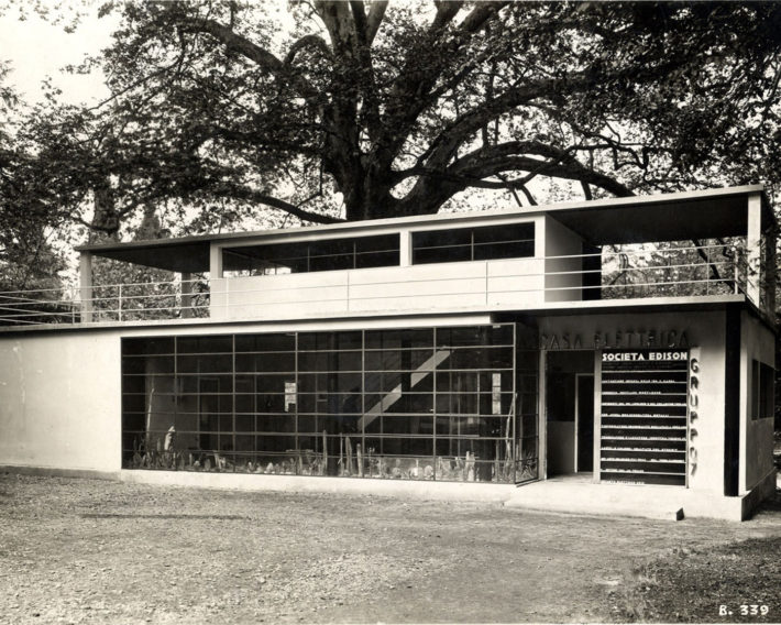 La casa elettrica, commissionata dalla società Edison per la IV Triennale di Monza del 1930 e realizzata dal Gruppo 7 (Luigi Figini, Gino Pollini, Guido Frette e Adalberto Libera in collaborazione con Piero Bottoni).